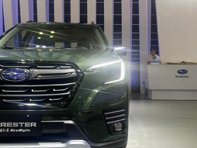 Subaru-Forester-2023-den-pha