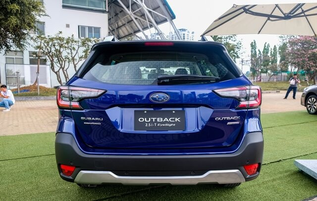 Subaru-Outback-2025-duoi-xe