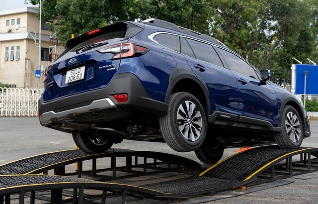 Subaru-Outback-2025-van-hanh
