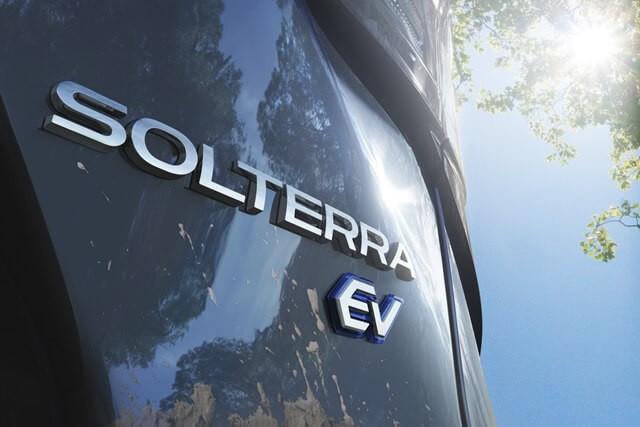 Subaru-Solterra-EV-teaser-logo-duoi-xe