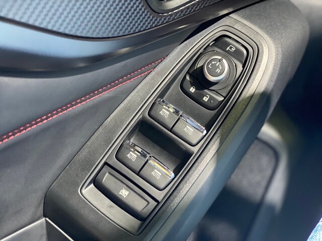 Subaru-WRX-Wagon-nut-chinh-tren-tap-lo