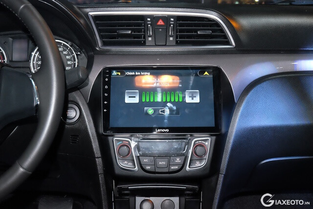 Suzuki-Ciaz-man-hinh-giai-tri