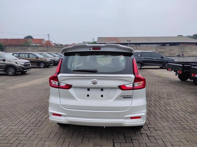Suzuki-Ertiga-2023-phan-duoi-xe