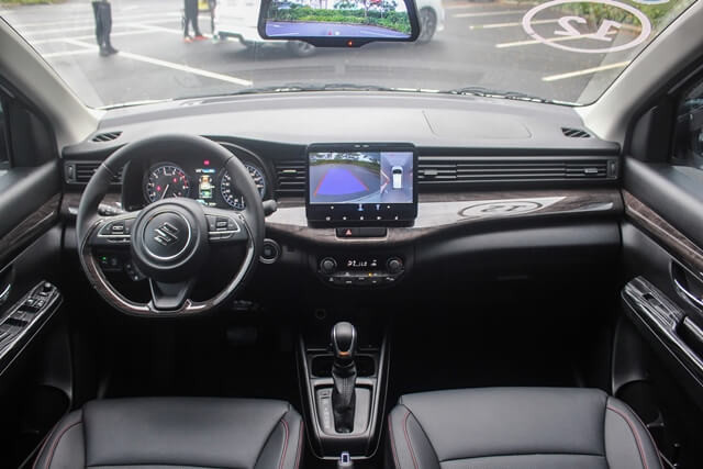 Suzuki-Ertiga-khoang-lai