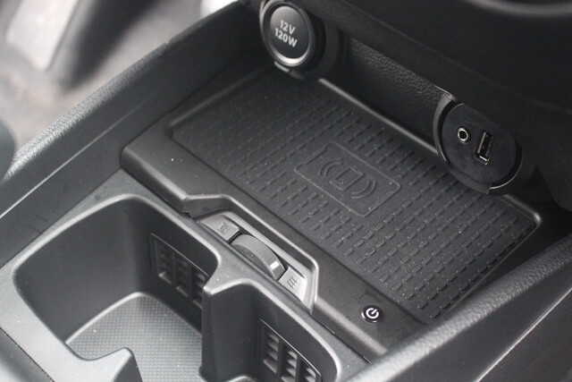 Suzuki-Ertiga-sac-dien-thoai-khong-day