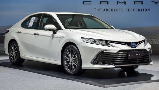 Toyota-Camry-2022-suon-xe-giaxeoto