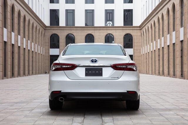 Toyota-Camry-duoi-xe