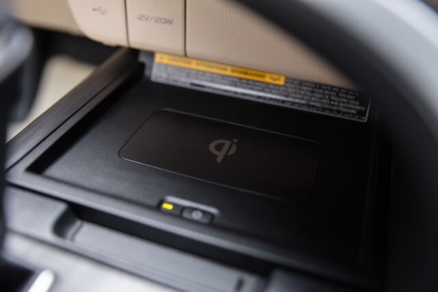 Toyota-Camry-sac-dien-thoai-khong-day