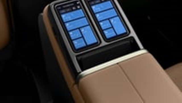 Toyota-Century-man-hinh-be-ty-tay-hang-ghe-thu-2