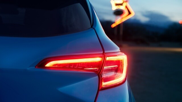 Toyota-Corolla-Hatchback-den-hau