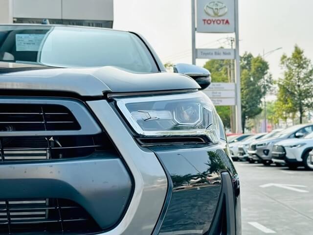 Toyota-Hilux-2023-den-pha