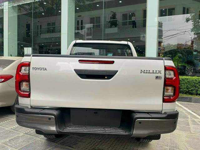 duoi xe hilux 2024