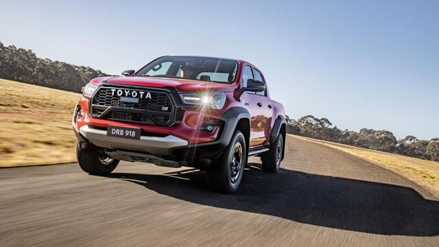 Toyota-Hilux-GR-Sport-gia-xe