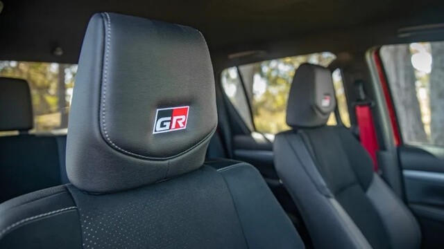 Toyota-Hilux-GR-Sport-tua-dau