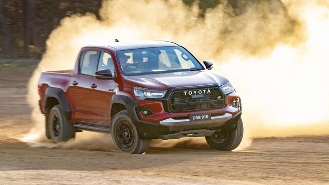 Toyota-Hilux-GR-Sport-van-hanh