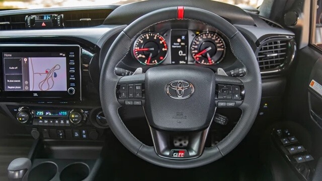 Toyota-Hilux-GR-Sport-vo-lang