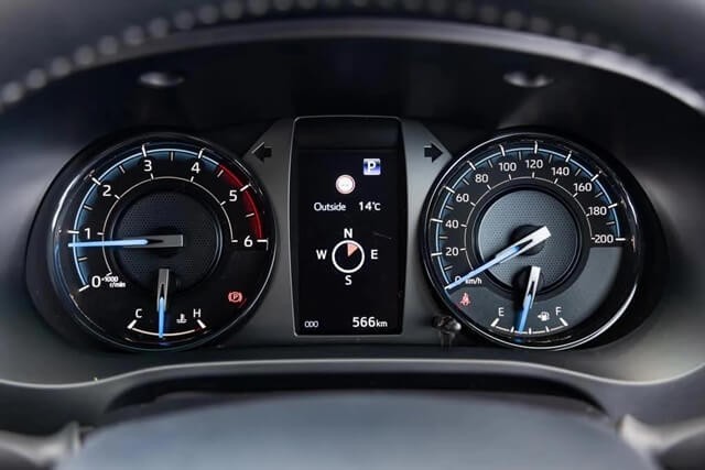 Toyota-Hilux-facelift-dong-ho