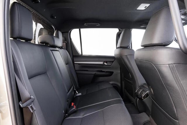 Toyota-Hilux-facelift-khoang-hanh-khach