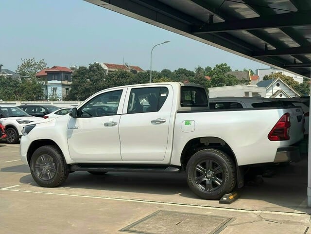 Toyota-Hilux-than-va-hong-xe