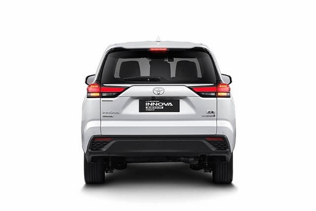 Toyota-Innova-2023-duoi-xe