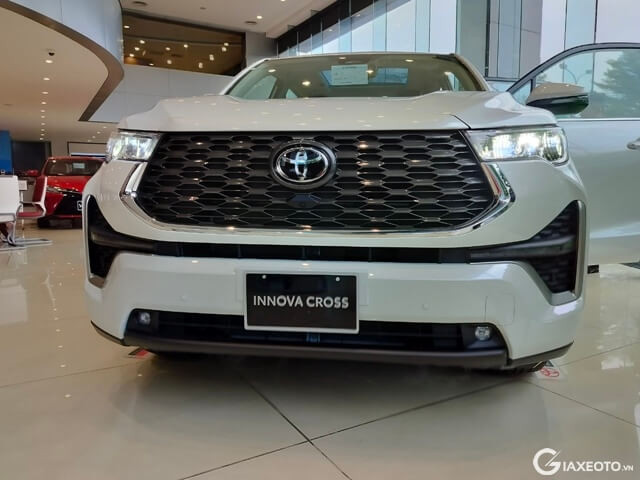 Toyota-Innova-Cross-can-canh-dau-xe