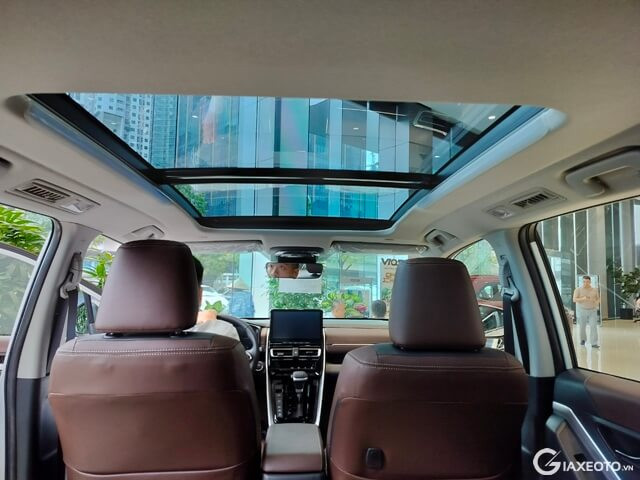 Toyota-Innova-Cross-cua-so-troi