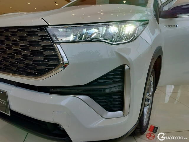 Toyota-Innova-Cross-cum-den-chieu-sang
