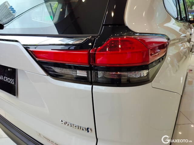 Toyota-Innova-Cross-den-hau