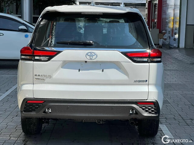 Toyota-Innova-Cross-duoi-xe