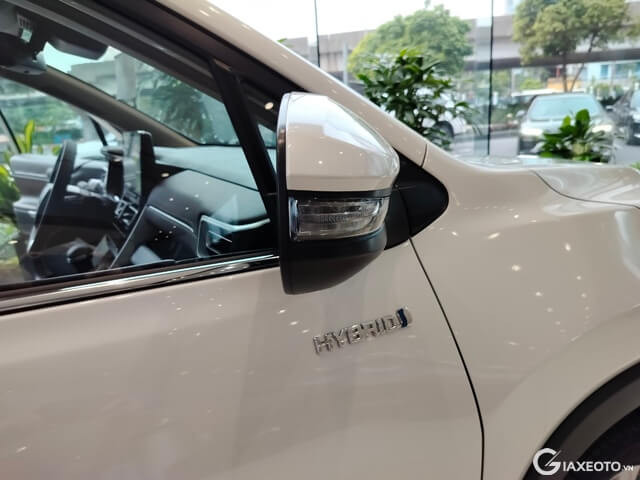 Toyota-Innova-Cross-guong-chieu-hau