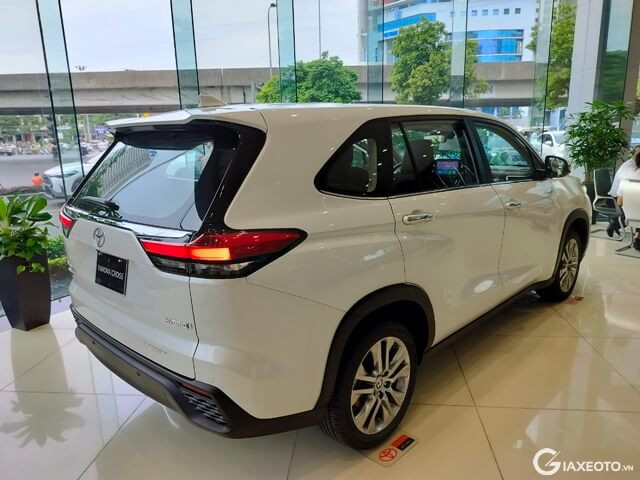 Toyota-Innova-Cross-phan-hong-xe