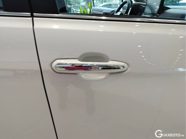 Toyota-Innova-Cross-tay-nam-cua