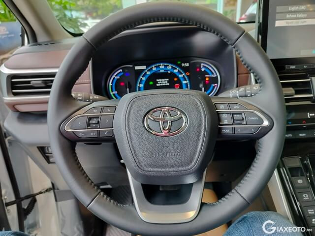 Toyota-Innova-Cross-vo-lang