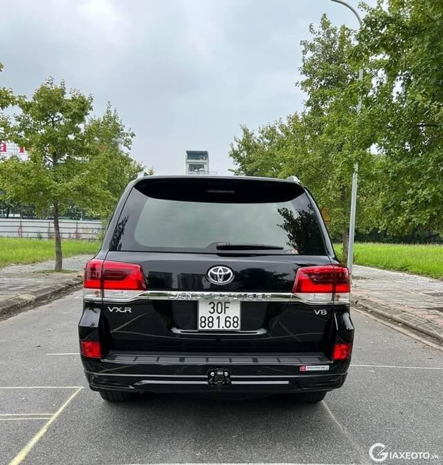 Toyota-Land-Cruiser-2019-nhap-Trung-Dong-duoi-xe