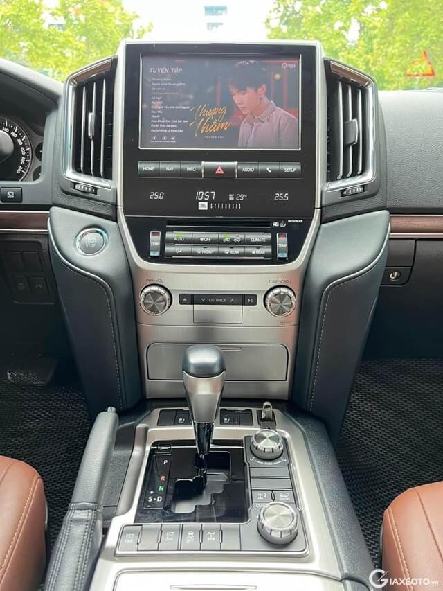 Toyota-Land-Cruiser-2019-nhap-trung-dong-trung-tam-dieu-khien