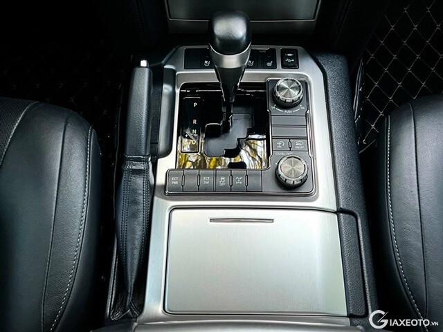 Toyota-Land-Cruiser-2019-trung-tam-dieu-khien