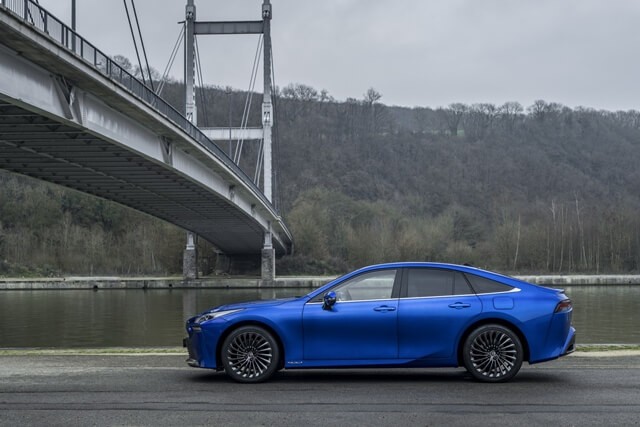 Toyota-Mirai-than-xe