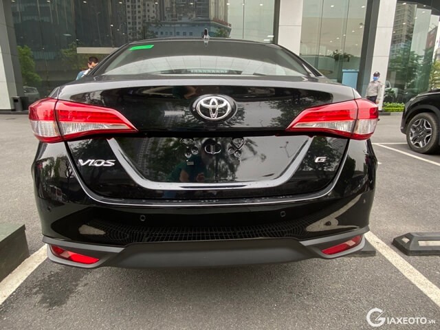 Toyota-Vios-facelift-duoi-xe