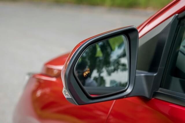 Toyota-Wigo-the-he-moi-guong-chieu-hau