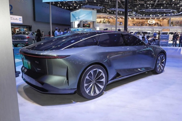 Toyota-bZ7-la-xe-tau-mang-logo-toyota