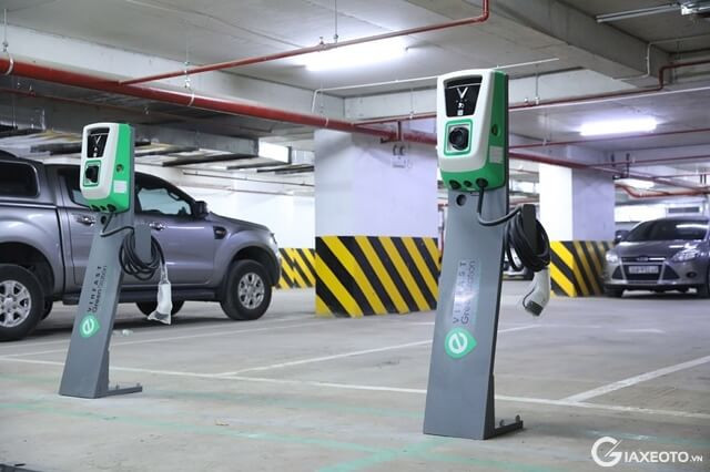 Tru-sac-pin-oto-AC-11kw-cua-Vinfast