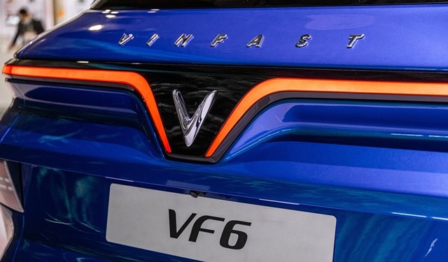 Vinfast-VF6-logo-duoi-xe