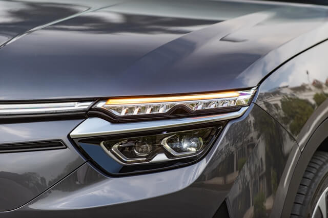 Vinfast-VF8-thiet-ke-den-pha