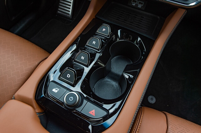 Vinfast-VF8-thiet-ke-trung-tam-dieu-khien