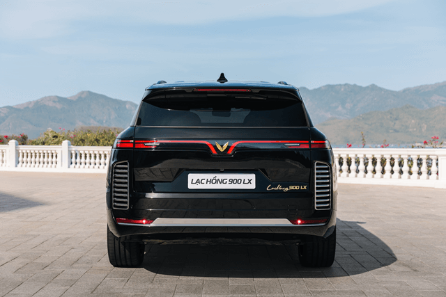 Vinfast-lac-hong-900-lx-duoi-xe