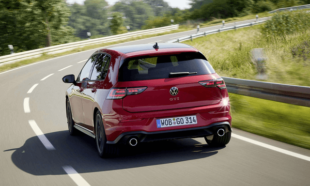 Volkswagen-Golf-duoi-xe