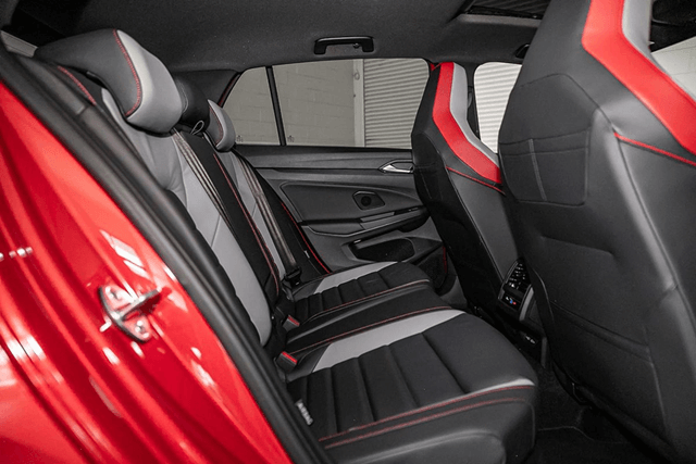 Volkswagen-Golf-khoang-hanh-khach