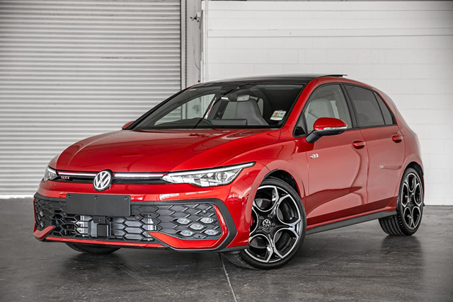 Volkswagen-Golf-ngoai-that