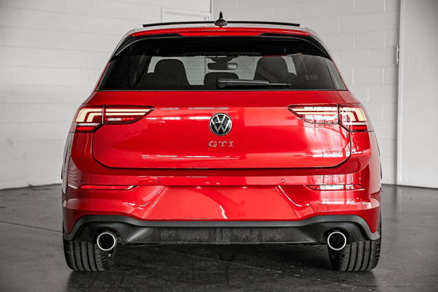 Volkswagen-Golf-phan-duoi-xe