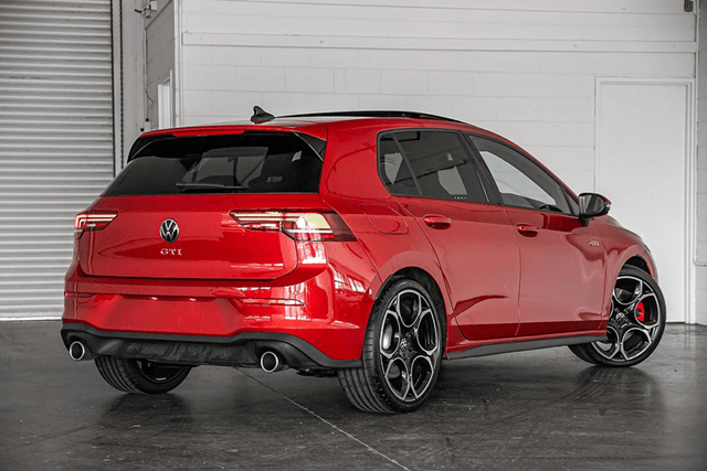 Volkswagen-Golf-phan-hong-xe